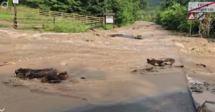 Elmosta az utat a víz, leszakították a vezetékeket a kidőlt fák